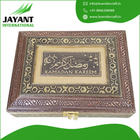 Boîte cadeau de festival en bois faite à la main avec finition métallique antique, conçue pour le Ramadan Kareem, à prix avantageux.