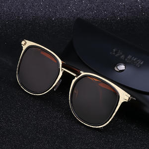 แว่นกันแดดทรงสี่เหลี่ยมสีทองสำหรับผู้ชาย เลนส์โพลาไรซ์ PC ป้องกันรังสียูวี 400 เหมาะสำหรับกิจกรรมกลางแจ้ง ตกปลา ท่องเที่ยว ขับรถ แฟชั่นสไตล์ C2 C3 - Product Image 2