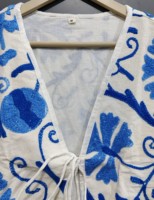 Gilet court en coton respirant et écologique, brodé Suzani floral bleu fait main, col en V, devant ouvert, fermeture à cordon, bords bruts