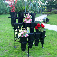 Rak Display bunga logam 3 lapis ramah lingkungan, Modern dengan 12 ember plastik dan roda untuk penyimpanan taman dan mobil seluler