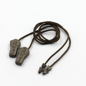 Étiquette de vêtement personnalisée avec logo de marque en relief 3D, boucle de suspension, étiquette en plastique scellée, étiquette durable avec cordon de verrouillage - Product Image 2