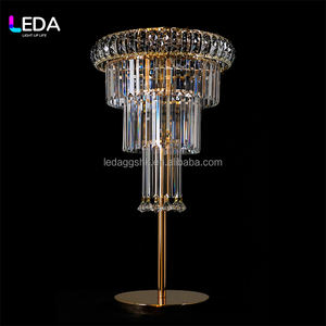 LEDA Fournitures de mariage : Centre de table doré en métal avec support à fleurs en cristal et éclairage pour décoration de mariage - Product Image 1