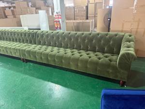 Canapé Chesterfield moderne en velours, forme allongée, tissus et éponges ignifuges, pour salon de villa. - Product Image 5