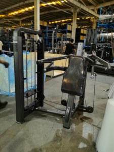 Máy ép vai bằng thép sử dụng trong phòng tập thể hình TZ Fitness, dùng cho tập luyện thể hình, tăng cường sức mạnh, trọng lượng 65kg - Product Image 2