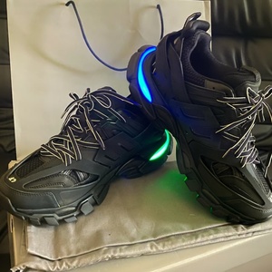 Sneakers légères tendance de créateurs, noires, à lacets, respirantes, avec LED, chaussures de luxe pour hommes, vente en gros - Product Image 1