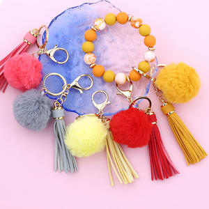 Bracelet porte-clés élastique <span class=keywords><strong>en</strong></span> perles de bois, motif rectangulaire tissé, style simple et durable, avec breloque pompon <span class=keywords><strong>en</strong></span> peluche - Product Image 4