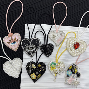 จี้รูปหัวใจมุกทำมือประดับลูกปัดและคริสตัลสีดำขาว ใช้ตกแต่งกระเป๋าถือ กระเป๋าเป้สะพายหลัง หรือแขวนประดับ - Product Image 1