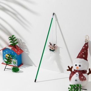 Jouet de Noël pour chat : Baguette interactive en peluche avec plumes pour chaton, idéale pour l'exercice et le jeu en enclos - Product Image 2