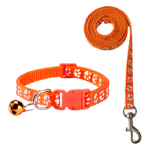 Elegante Conjunto de Correa con Estampado de Huellas de Perro y Collar con Campana para Gato - 12 Opciones de Color, Perfecto para la Moda de Mascotas - Product Image 4