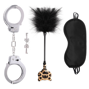 Set SM per Adulti, Manette in Metallo Nero e Rosso, Maschera per Occhi, Stimolazione con Piume, Set di Tre Pezzi per Coppie - Product Image 1