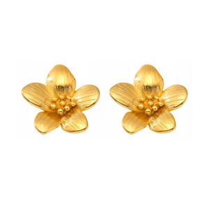 QX Boucles d'oreilles clous tendance et élégantes pour femme, en acier inoxydable 316L plaqué or 18 carats, motif fleur blanche, idéales pour les soirées - Product Image 6