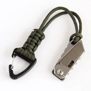 Llavero de cuerda de poliéster de alta resistencia tejido a mano para hombre, llavero con hebilla triangular para mochila, característica de seguridad - Product Image 3