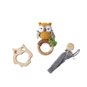Venta al por mayor ganchillo algodón Animal madera bebé mordedor sonajero conejito ganchillo León ganchillo Animal ganchillo mordedor juguete - Product Image 1