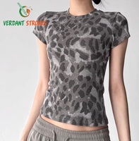 T-shirts imprimés au plastisol Verdant Strokes : Designs audacieux et opaques, haute durabilité – Idéal pour les articles promotionnels des groupes et les événements