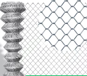 Clôture en grillage de 1,5 m de haut avec lames d'intimité et fil barbelé, type bois traité thermiquement - Product Image 6