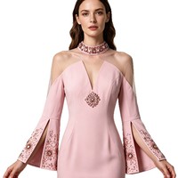 Robe de soirée tendance 2026 à col montant, empiècements en maille, perles élaborées, manches cloche ornées de diamants et fente élégante