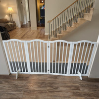 Barrière pliante 4 panneaux en bois massif pour animaux de compagnie, style sportif, avec fermeture à bouton et 2 supports de 60 cm, facile à utiliser pour chiens