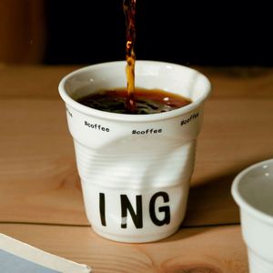 Taza de Café Plegada de Estilo Nórdico, Taza de Cerámica Irregular con Letras Inglesas, Tazas Personalizadas para Latte y Desayuno con Eslóganes de Café - Product Image 2