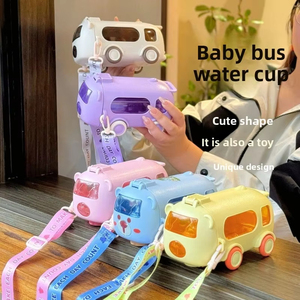 Bouteille d'eau portable en plastique de 500 ml en forme d'autobus mignon pour enfants, avec sangle d'épaule et paille intégrée pour une boisson facile - Product Image 1