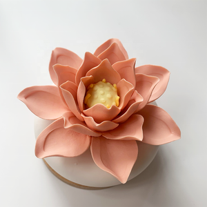 Ambientador de aire para el hogar personalizado con diseño de flores rojas únicas con difusor de aroma con base de madera - Product Image 5