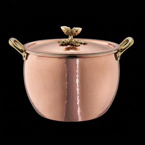 Marmite profonde en cuivre martelé fait main, avec couvercle décoratif en laiton motif feuille de chêne et double poignée en laiton - Product Image 1
