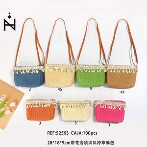 Sac en paille 28x18x9cm avec garniture en dentelle et franges, sac bandoulière - Product Image 3