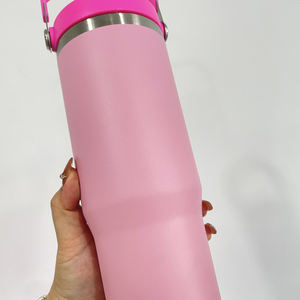 Vaso Térmico de Acero Inoxidable con Aislamiento al Vacío de 30 oz, con Recubrimiento en Polvo, Diseño Camelia, con Tapa y Pajita Antiderrames, para Grabado Láser - Product Image 5