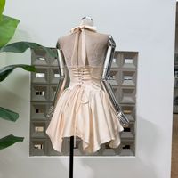 Nouvelle Robe Courte Fluffy Été 2026 à Col Halter et Taille Irrégulière avec Dos Nu