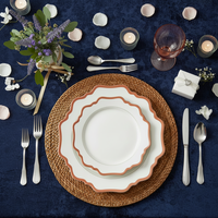 Assiettes de présentation en céramique rose avec bordure dorée festonnée - Ensemble de décoration de table pour mariage, réception, fête prénuptiale et fiançailles