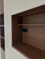 Buffet moderne, armoire de rangement en bois sur mesure avec éclairage LED et porte vitrée pour salle à manger