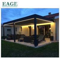 Pergola motorisée en aluminium avec toit à lames orientables, portes coulissantes en verre, télécommande, imperméable et pare-soleil