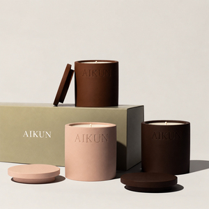 เทียนหอมในโถเซรามิกทรงกลมสีชมพูน้ำตาล ยี่ห้อ Aikun ผิวเรียบเนียน พร้อมฝาปิด  โลโก้แบบนูนตามสั่ง และกล่องของขวัญแบบ OEM สำหรับการสั่งซื้อจำนวนมาก - Product Image 1