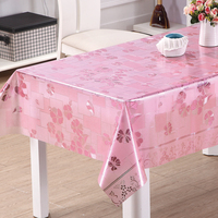 Nappe en PVC RNPT ornée de dentelle florale dorée avec bordure large à motifs, côtés transparents et finition lisse pour la salle à manger