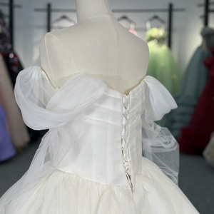 Vestido de novia corto minimalista blanco con cuello barco y tela de tul para fiesta, modelo 5952 - Product Image 6