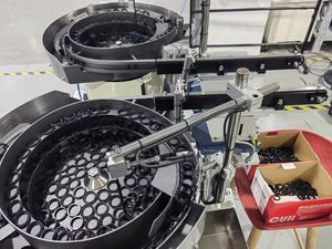 Alimentatore Automatico a Vibrazione per Sigilli a Coppa, 60 Pezzi/min, Multi-Tensione - Product Image 4