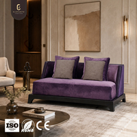 Canapé deux places de luxe sur mesure en tissu violet, cuir et bois de hêtre pour projets de villas et appartements haut de gamme