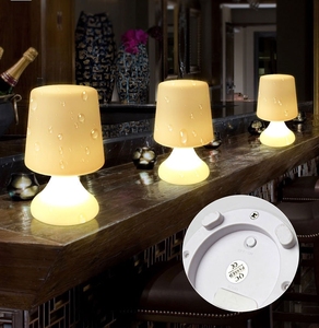 Lampe de bureau solaire LED étanche IP65, lumière blanche chaude et RGB, lampe de nuit portable, lampe de table en plastique écologique - Product Image 1