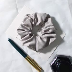 Vente en gros : Chouchous et élastiques à cheveux pour femmes, en satin de polyester, couleur unie, grande élasticité, style simple et tendance - Product Image 3