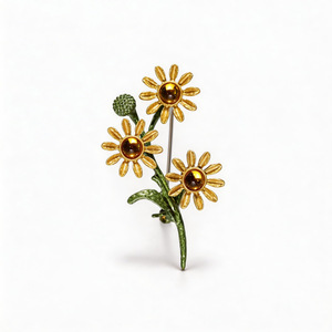 Broche de lujo con diseño de flor de margarita dorada y piedra de ámbar para mujer, regalo de joyería, diseño de planta, aleación de zinc, chapado en oro. - Product Image 5