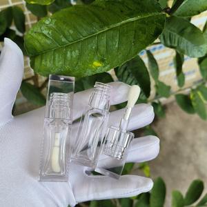<span class=keywords><strong>En</strong></span> stock: Tubos vacíos cuadrados de PETG para brillo labial, transparentes, fabricados por inyección/soplado, con mango grueso y cabezal de cepillo grande. - Product Image 3