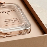 Boîte à parfum rigide rose magnétique de luxe sur mesure, style livre, pour une seule bouteille, présentation pour emballage de parfum personnalisé