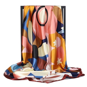 Écharpe en soie crème personnalisée avec imprimé de panier de fleurs colorées et de papillons bleus pour femme, accessoire de mode de luxe - Product Image 2
