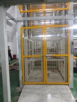 Xinchaoyue Hydraulischer/Elektrischer Stahlführungsschienen-Kleingüterlift mit Drahtloser Steuerung 3500kg 4m Hubhöhe Vertikaler Lagerhaus-Frachtlift