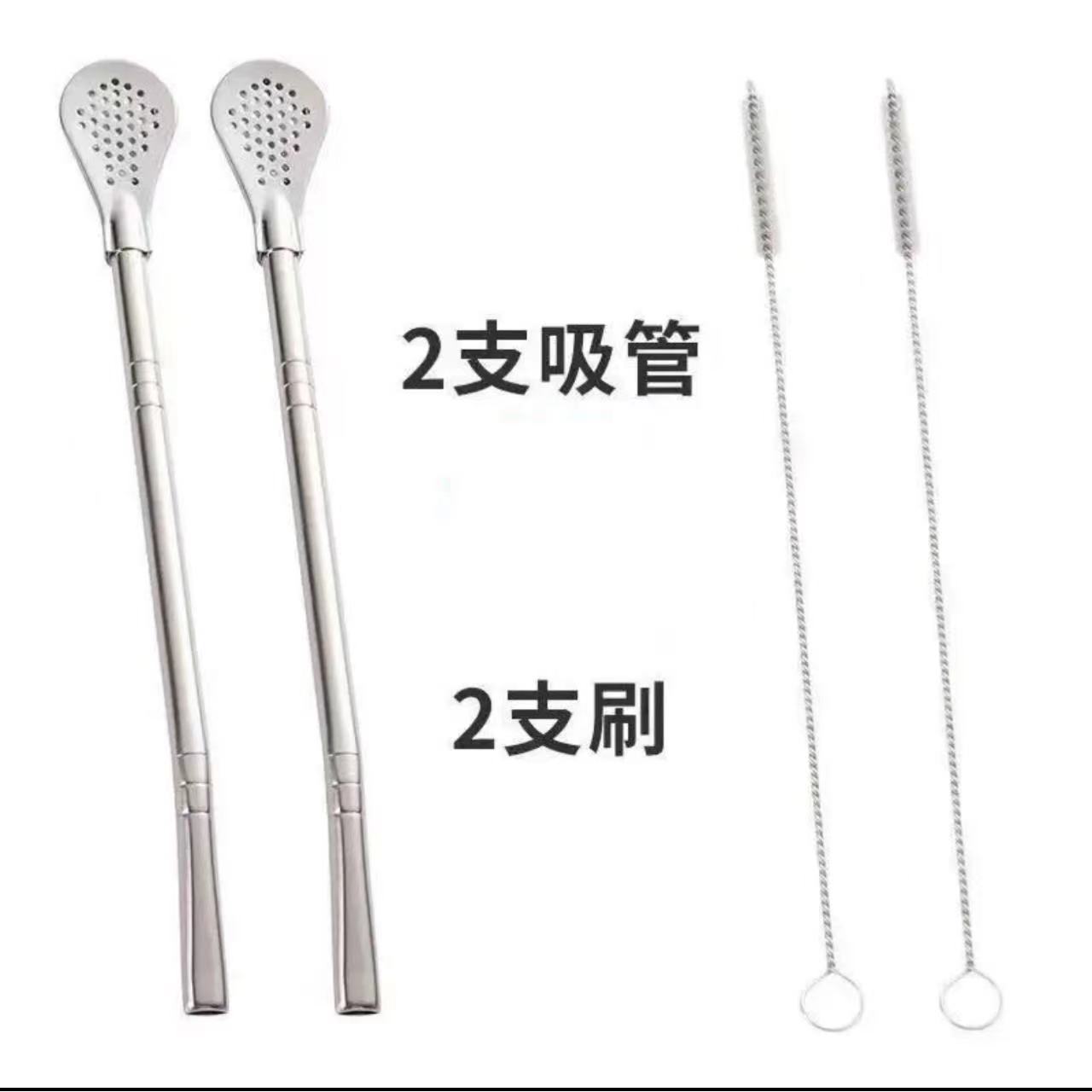 Dos pajitas, cucharas y cepillos.
