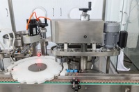 Machine de remplissage et de bouchage automatique rotative à double tête pour flacons de cosmétiques, lentilles de contact, et parfums, avec alimentation par vis et scellage, conforme GMP