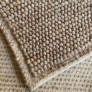Tapis en laine beige moderne personnalisable, tissé à la main, style bouclé épais, lavable, couleur crème, pour la maison ou les pique-niques - Product Image 1