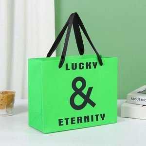 Bolsa de Papel de Arte de Lujo Hecha a Mano y Personalizada con Asa Larga, Logotipo Personalizado Estampado en Caliente, para Regalos de Cosméticos, Ropa y Embalaje - Product Image 3