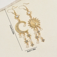 Retro-Ohrringe mit einzigartigem Sonnen- und Halbmond-Anhänger-Design, besetzt mit Diamanten. Ohrstecker für Damen.