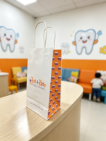 Sac cadeau biodégradable en papier kraft imprimé sur mesure avec impression du logo de la clinique dentaire pour enfants, sac de shopping