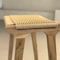 Tabourets de bar d'extérieur en bois avec sièges et repose-pieds tressés pour terrasse